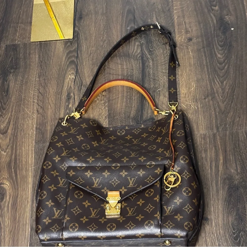 LOUIS VUITTON
Monogram Canvas Metis - Picture 2 of 10